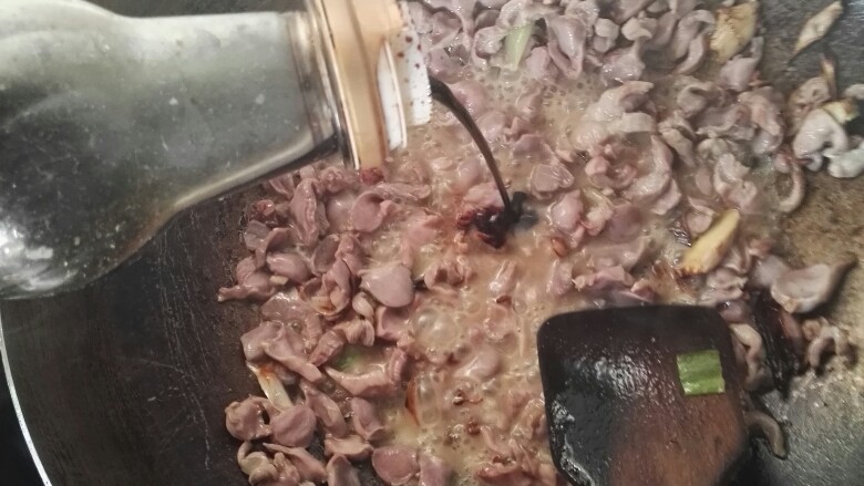 爆炒鸡胗,然后加点老抽,翻炒均匀