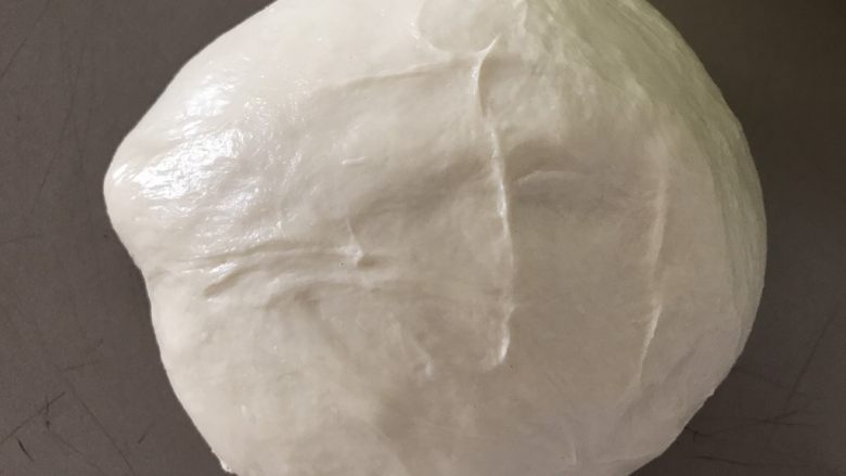 蛋白奶酪吐司,除了酵母,盐,其他所有材料放入面包机。
因为天太热,冰水冰材料,空调21度。
成团后加入酵母,揉匀后加入盐,直至揉到完全。滚圆后室温发酵至两倍大。