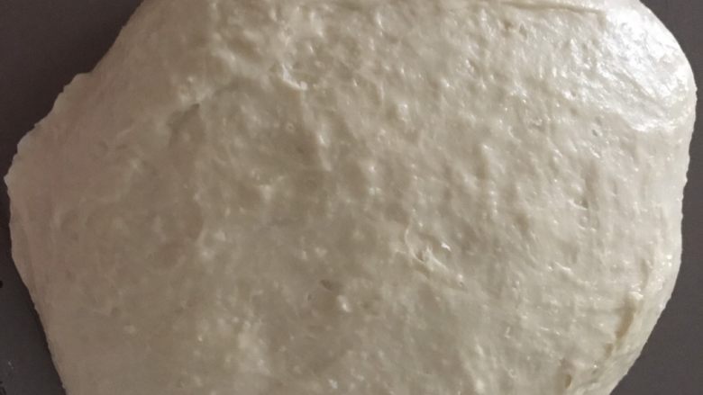 椰香小吐司,滚圆后进行基础发酵至约两倍大,戳洞不回弹不塌陷。