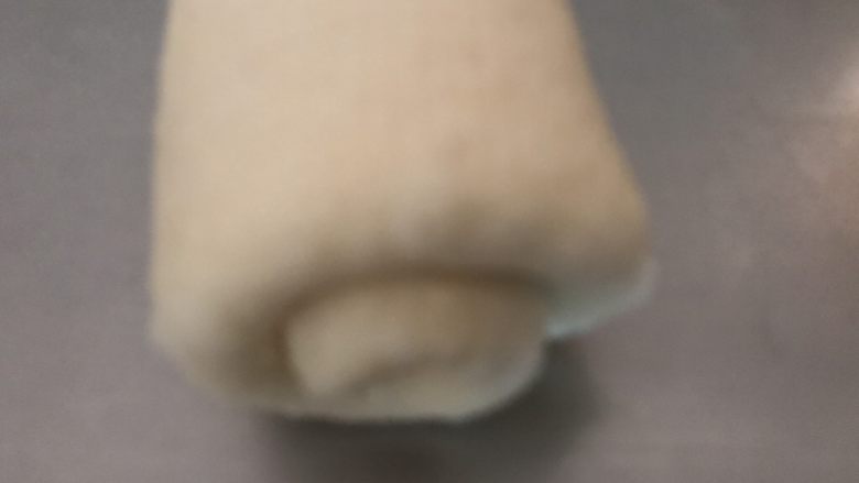 椰香小吐司,翻面后卷起2.5~3个圈。