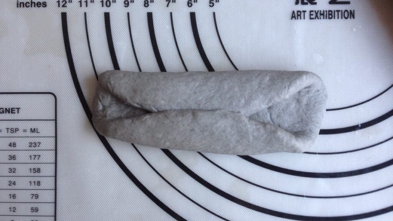 黑芝麻贝果,翻面后在三分之一处对折,再对折成长条形