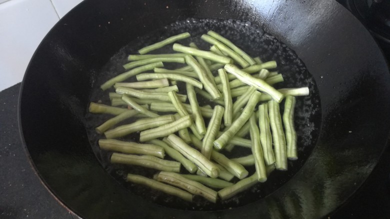 茄子豆角,倒入豆角煮约3分钟，至豆角煮熟即可盛出备用。