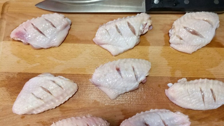可乐鸡翅,鸡中翅洗干净,用刀划出口子,更入味