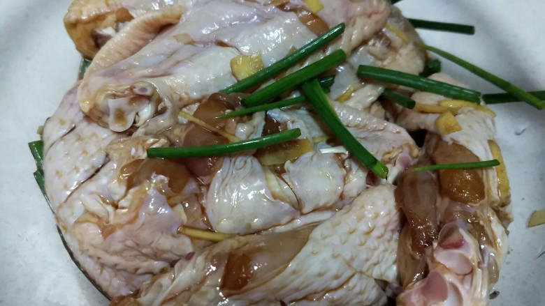 可乐鸡翅,加<a style='color:red;display:inline-block;' href='/shicai/ 718'>料酒</a>、<a style='color:red;display:inline-block;' href='/shicai/ 3250'>葱</a>段、<a style='color:red;display:inline-block;' href='/shicai/ 37'>姜</a>丝、<a style='color:red;display:inline-block;' href='/shicai/ 692'>酱油</a>、少量盐腌肉半小时。