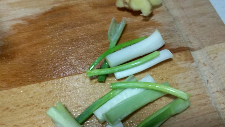 可乐鸡翅,切葱白段、姜片,锅烧热加油,先放葱白段和姜片炒出味。
