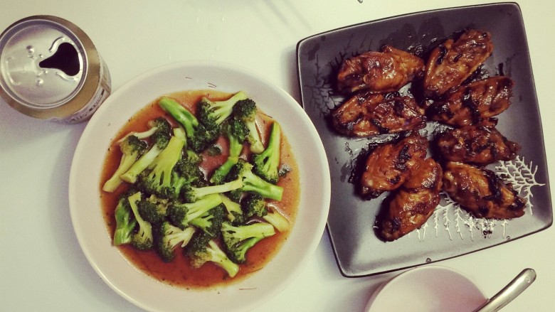 可乐鸡翅,小火收汁,入盘,哇~真的很好吃~