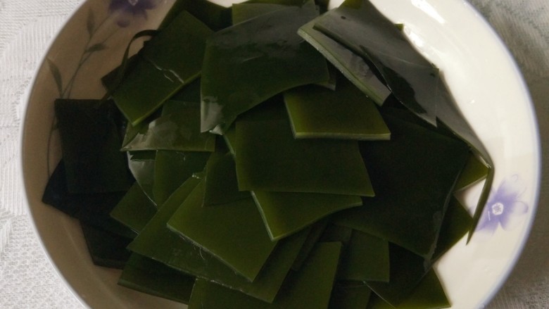 海带炖鸡,切块，倒入锅内焯水两分钟，煮沸后捞起，淘洗干净。