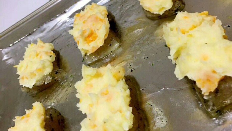 土豆烤龙利鱼,倒好的土豆泥加入奶酪拌匀;厚厚的铺在龙鱼块上面