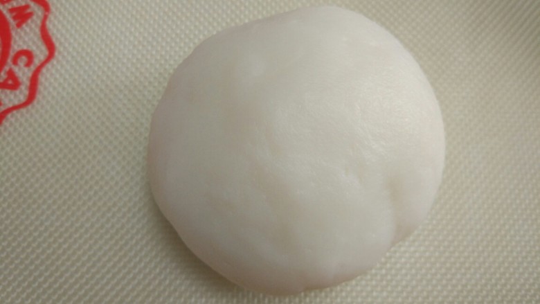 五彩冰皮月饼,待冷却到手温后,揉成表面光滑的面团,我们可以把玉米淀粉炒熟,作为手粉,觉得面团粘手的时候撒一点。