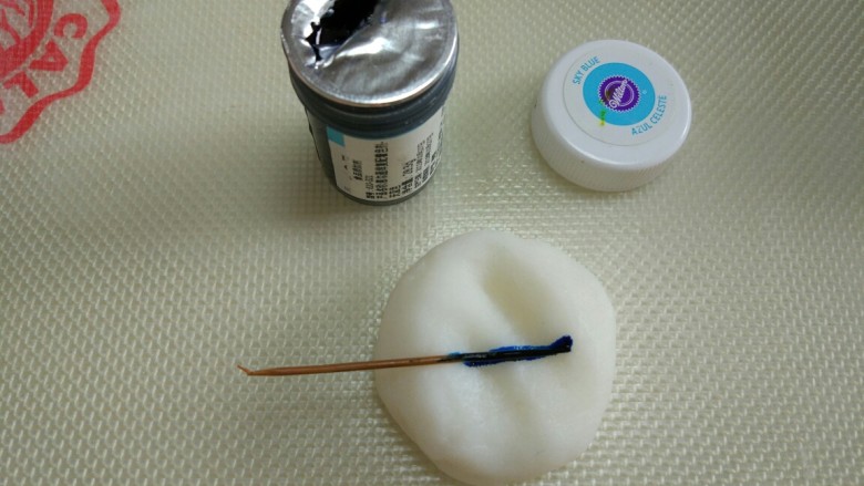 五彩冰皮月饼,把揉好的面团分割出五份小面团,每份10克,加入不同颜色素,因为用到色素量很少,可以用牙签沾一点点色素抹在小面团上。小面团对折,把色素包在里面,这样色素不容易粘在手上。
