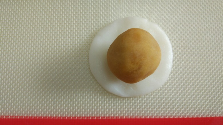 五彩冰皮月饼,取一个白色面团包入馅料。