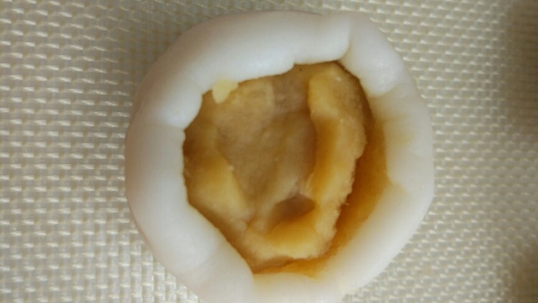 五彩冰皮月饼,慢慢的像上收口,收口处要捏紧。
最后整理成圆形。