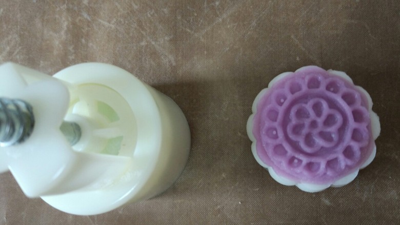 五彩冰皮月饼,轻轻的按压模具,慢慢的抬起。