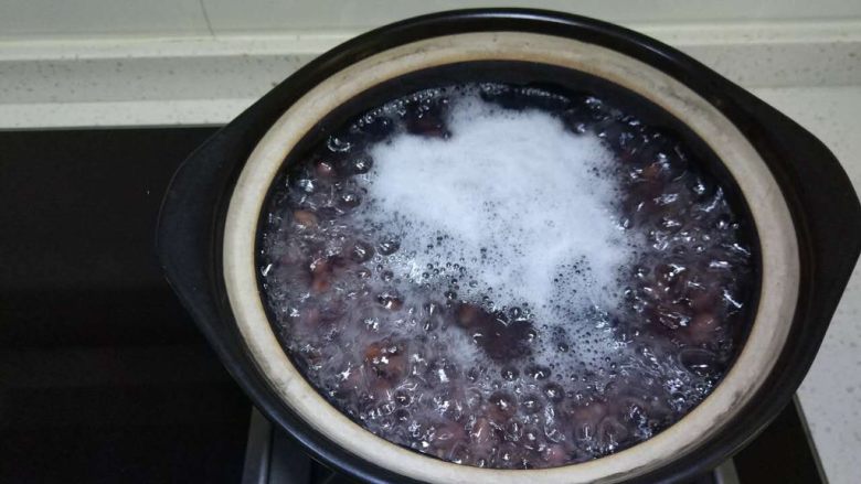 红豆沙,大火煮开,捞去浮沫,合盖,闷一个半至两小时,我这量少只用一个半小时,这步不能少,因为闷可以让下步熬的时候容易出沙浓稠