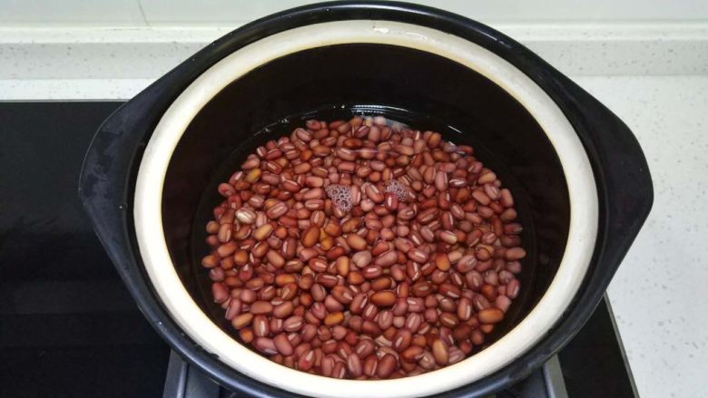 红豆沙,放适量水没过红豆,大火煮开,后调中大火沸腾四五分钟,我用的是1.5L的沙煲
