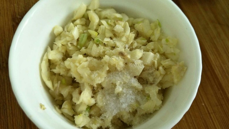 蒜香黑椒虾,<a style='color:red;display:inline-block;' href='/shicai/ 2794'>大蒜</a>切末,并放入半勺盐拌匀备用~