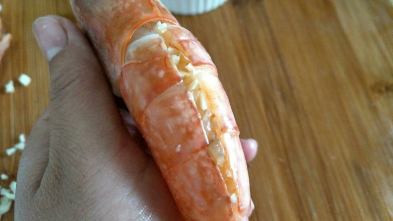 蒜香黑椒虾,将蒜蓉塞入虾背中~