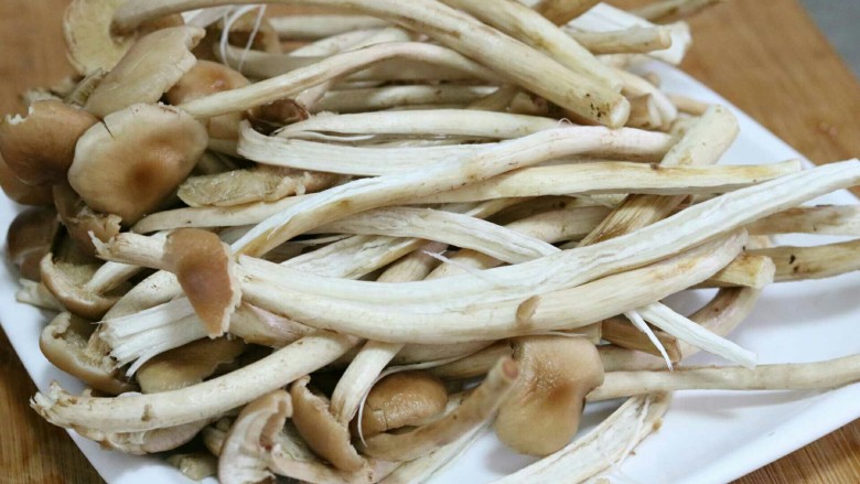 干煸茶树菇,将稍微粗一些的茶树糊撕开一下,是粗细都匀称些~