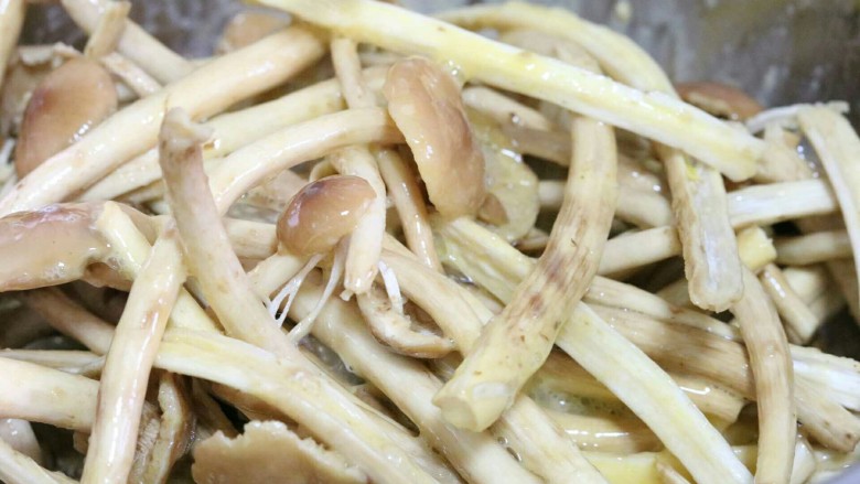 干煸茶树菇,搅拌均匀,尽量使每个茶树菇都裹上蛋液~