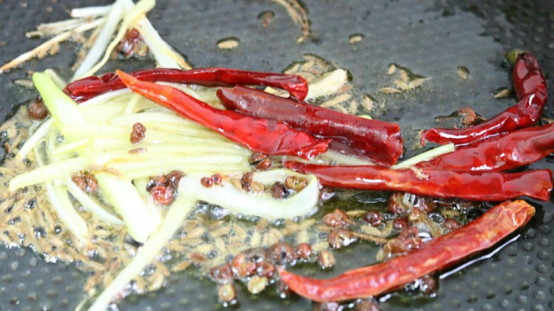 干煸茶树菇,再放入红干椒、麻椒和<a style='color:red;display:inline-block;' href='/shicai/ 716'>孜然</a>爆香~