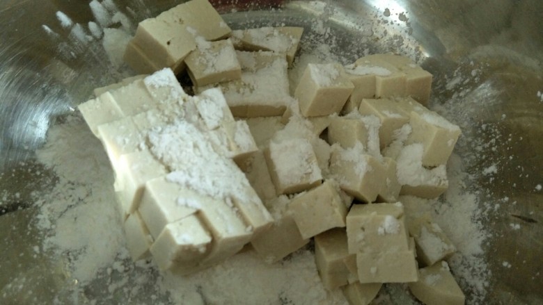 巧炒豆腐丁,将豆腐放入盆中,加入<a style='color:red;display:inline-block;' href='/shicai/ 512'>玉米淀粉</a>~