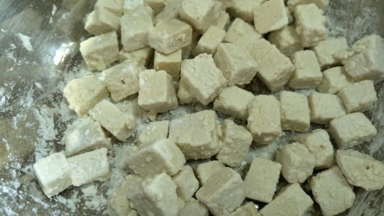 巧炒豆腐丁,轻轻晃动豆腐将面粉裹匀~