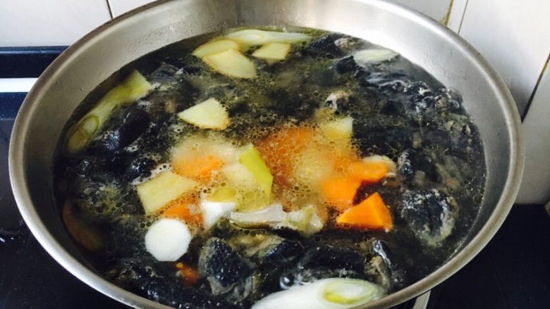 乌鸡汤,放入胡萝卜和山药,煮约10分钟。