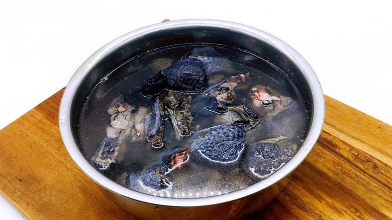 乌鸡汤,乌鸡放在清水里浸泡半个小时,泡出血水,洗干净。