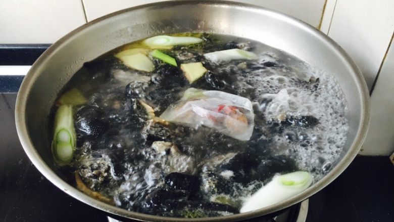 乌鸡汤,大火煮开,小火炖20分钟。