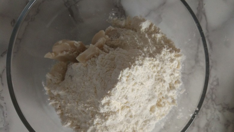 蛋黄酥,油酥的猪油和低粉混合均匀,放冰箱冷藏
