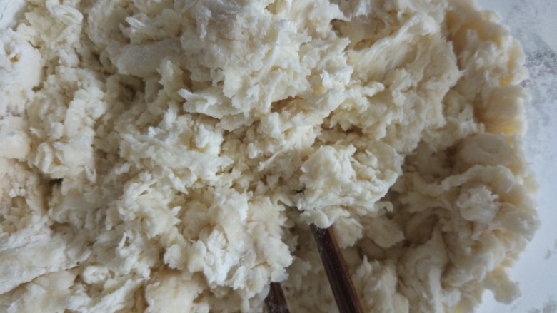 蛋黄酥,用筷子搅拌成絮状,放入面包机imix揉20分钟