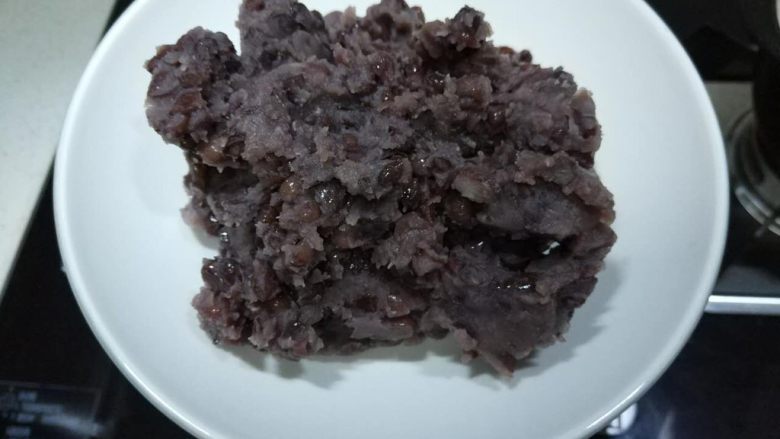 红豆沙,凉后盛出就是酱的~