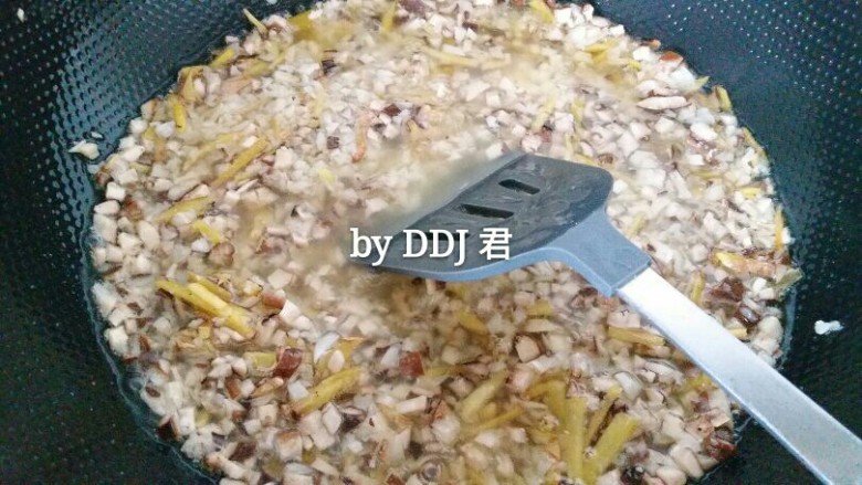 香菇牛肉酱,把生姜丝 大蒜沫 葱果粒在油锅里爆香,香菇倒进去熬,香菇有水份多熬一会儿