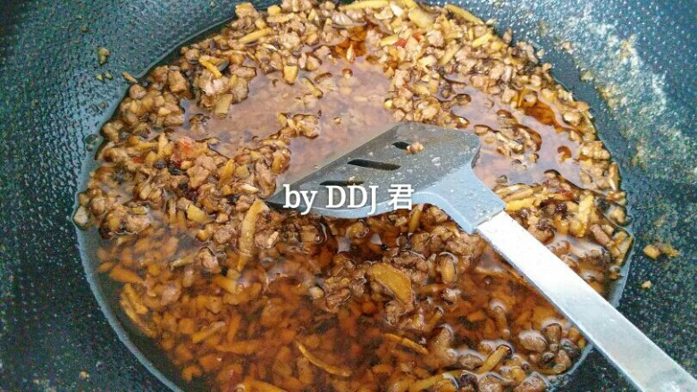 香菇牛肉酱,再熬10分钟就可以啦