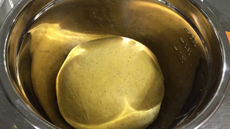 全麦南瓜蜜豆包, 厨师机继续搅拌15分钟(面包机30分钟)
面团放入盆中,开始第一次发酵。