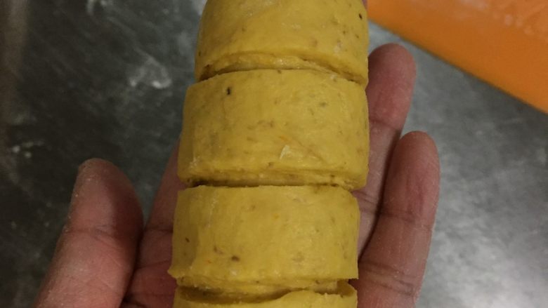 全麦南瓜蜜豆包,塑形好之后的面包卷就是这样的,如果纹路不够深,还可以用刀划划,加深那个划痕