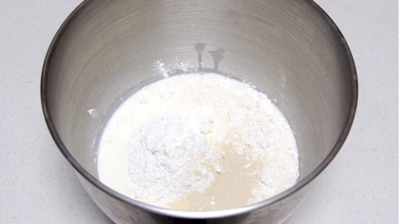 双重芝麻卷,面团材料除芝麻外混合均匀,芝麻后放
