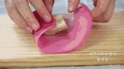 果蔬班戟,做好后将火龙饼皮正面朝下,反面朝上,香蕉放中间,其实这里压成香蕉泥会更贴合更漂亮,四周都叠加起来。