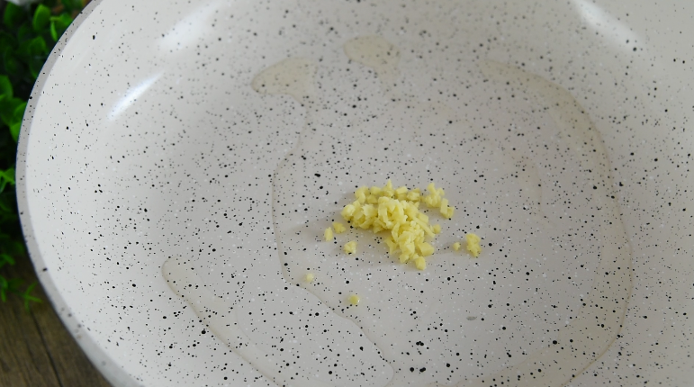 地三鲜的家常做法,超级无敌下饭菜!,油锅倒入少许油,爆香姜末