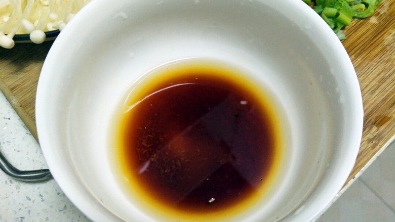 最好吃的油泼金针菇,盐、鸡精、生抽和水1:1:3:5的比例调好汁,和匀至盐融化。