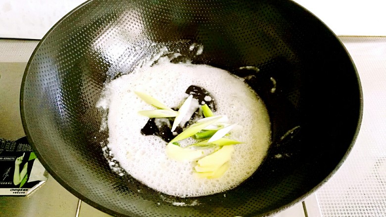 白菜豆腐汤,放入葱姜片,小火炒出香味