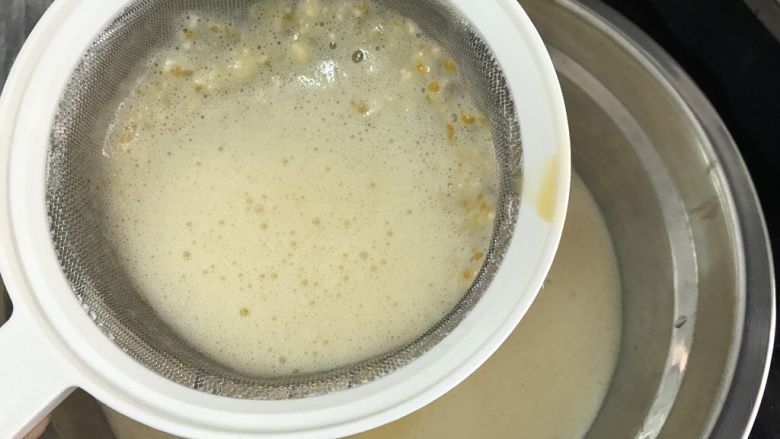 五彩冰皮月饼(附奶黄馅做法),然后粉液过筛,建议别偷懒,过筛后馅比较细腻的