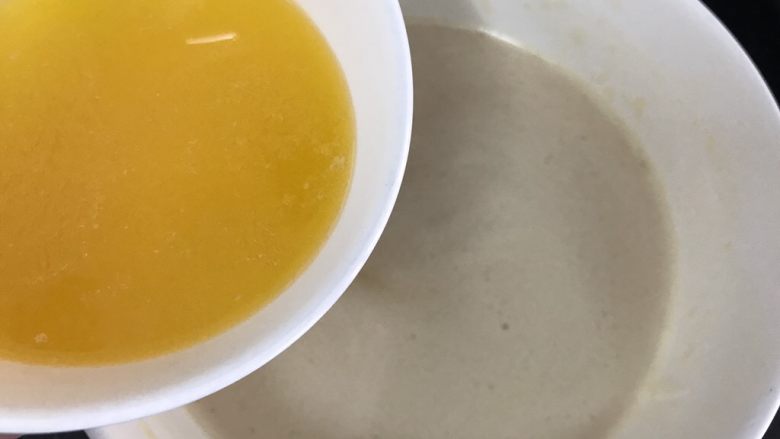 五彩冰皮月饼(附奶黄馅做法),加入融化的黄油,搅拌均匀至油粉融合