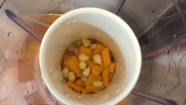 南瓜玉米汁,接着把南瓜玉米倒入豆浆机里的过滤器,这样一来更加方便。