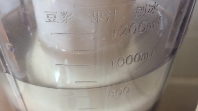 南瓜玉米汁,倒入800毫升的清水,盖上盖子,插上电,开始榨1分钟左右即可。