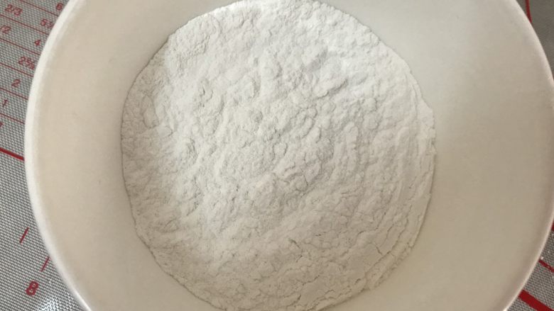 五彩冰皮月饼(附奶黄馅做法),准备一些熟糕粉,以免粘手用
(这个是糯米粉放锅里小火炒至微黄就可以)