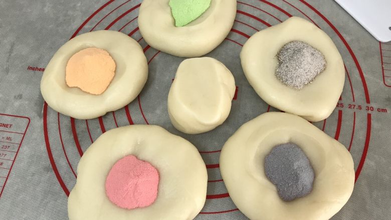 五彩冰皮月饼(附奶黄馅做法),彩色的冰皮制作:
分别揪几团面团出来,然后分别加入各种颜色的果味粉