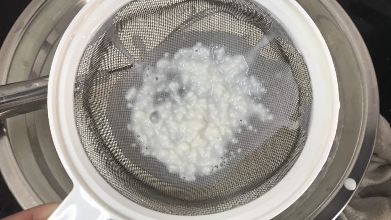 五彩冰皮月饼(附奶黄馅做法),粉液过筛1-2次最好