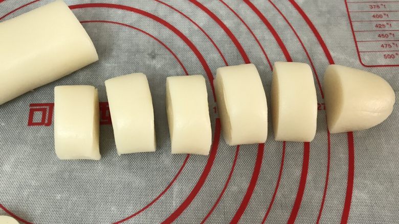 五彩冰皮月饼(附奶黄馅做法),冰皮粉搓长条,然后切出约25g的小团
(我用50g的摸具,所以冰皮与馅料的比例约25g:22g,稍微留点空间好操作