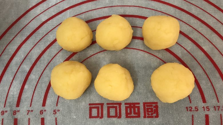 五彩冰皮月饼（附奶黄馅做法）,再揉成自己需要馅料的大小重量就可以了